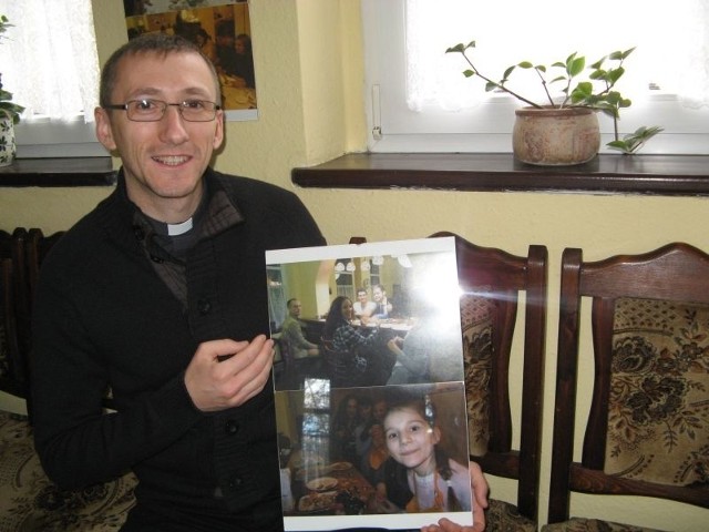 - Organizujemy w centrum wiele spotkań dla młodzieży - mówi ks. T. Kuźmicki i pokazuje zdjęcie z jednego z nich.