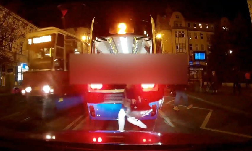 Zdarzenie nagrał kierowca, który zatrzymał się za tramwajem...