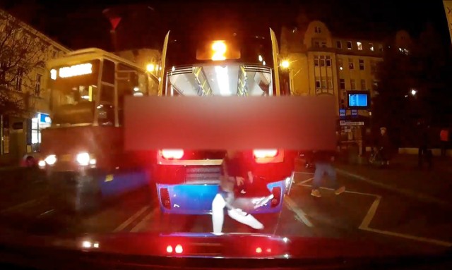 Zdarzenie nagrał kierowca, który zatrzymał się za tramwajem linii nr 2