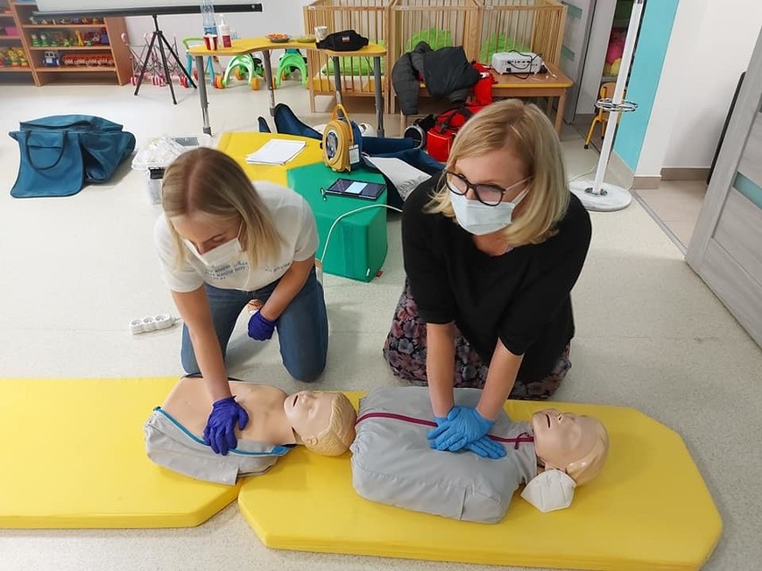Szkolenie z udzielania pierwszej pomocy dzieciom. Jak ratować życie, uczyła się kadra brzezińskiego żłobka miejskiego