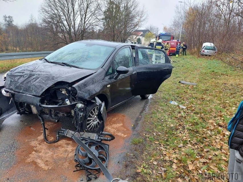 Wypadek w Gwoździcach. Zderzenie fiata i volkswagena