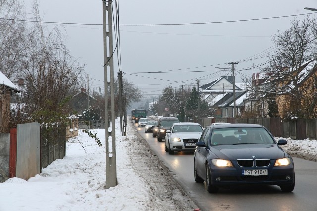 Na ruchliwej ulicy Posłowickiej w Kielcach nie ma chodnika. Piesi , w tym dzieci idące do szkoły muszą się przemieszczać środkiem jezdni albo w zaspach i błocie.
