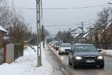 Na ulicy Posłowickiej w Kielcach nie ma chodnika. Dzieci brną w zaspach do szkoły. Na przebudowę drogi potrzeba kilkadziesiąt milionów    