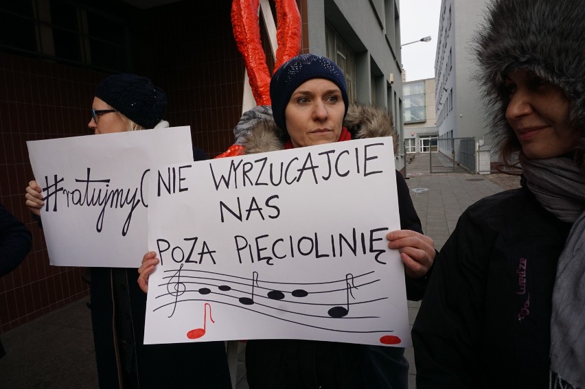 8 grudnia przed PSM przy Solnej protestowali rodzice i...