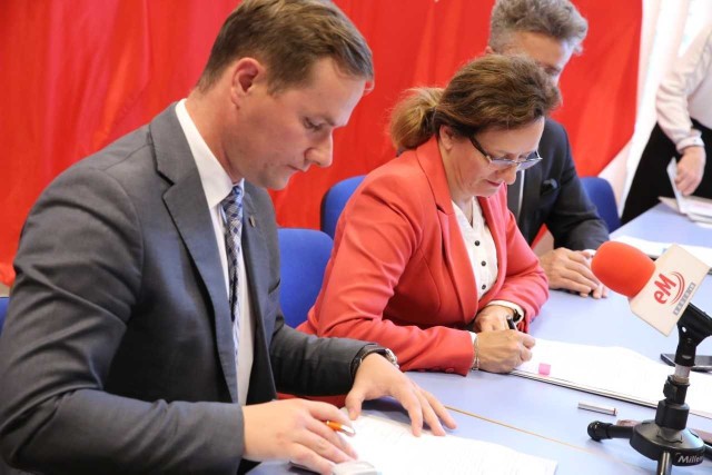 Lukasz Barwinek - zastępca wójta gminy Sitkówka - Nowiny podpisuje umowę na dofinansowanie powstającego tu Klubu Seniora.