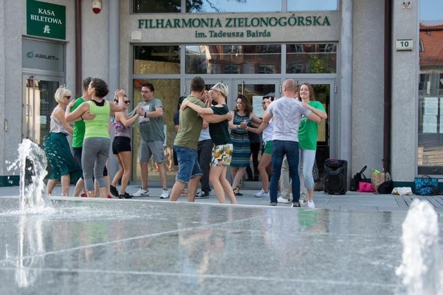 28 kwietnia o godz. 19:30 przed Filharmonią Zielonogórską odbędzie się Rueda de Casino. Tancerze zatańczą w gorących rytmach