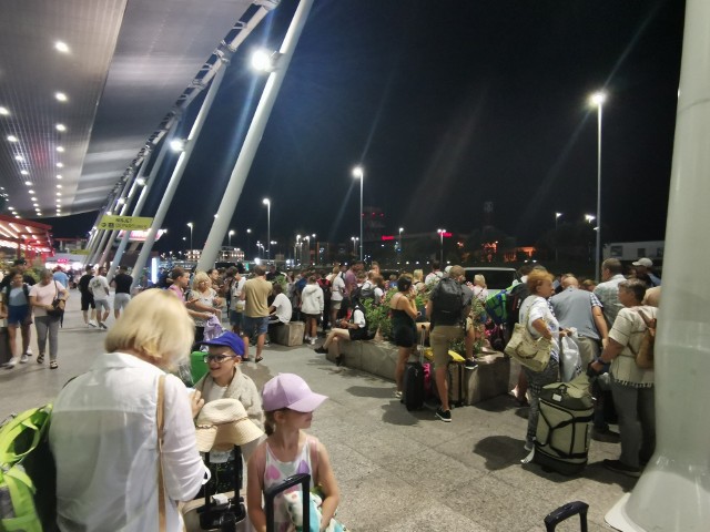 Wizz Air odwołał też loty do Barcelony, a na lotnisku znajduje się ok. 400 osób, które nie wiedzą kiedy dotrą do celu.