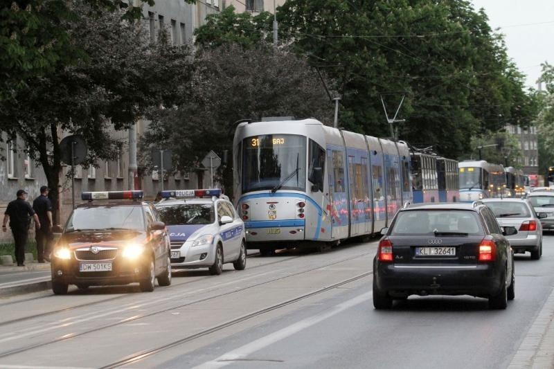 Wrocław: Wypadek na Hubskiej. Tramwaj 31 zderzył się z oplem (ZDJĘCIA)