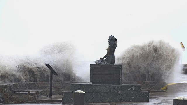 Od kilkunastu godzin na wybrzeżu bałtyckim trwa sztorm. W wielu miejscach woda przekroczyła stany alarmowe, w Ustce występują lokalne podtopienia w wyniku północnego wiatru i cofki. Zobacz pierwszy styczniowy sztorm na zdjęciach, które otrzymaliśmy od naszego Internauty.