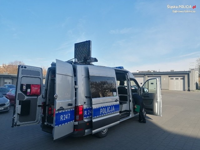 Dąbrowscy policjanci mają nowy radiowóz. To specjalny ambulans pogotowia ruchu drogowegoZobacz kolejne zdjęcia/plansze. Przesuwaj zdjęcia w prawo naciśnij strzałkę lub przycisk NASTĘPNE