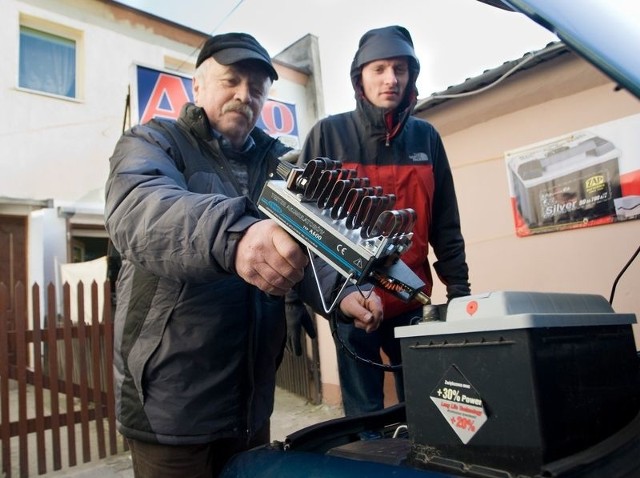 Pan Bogdan z firmy Auto Amper w Słupsku wielokrotnie już pomagał kierowcom, których auta, a w zasadzie akumulatory, nie wytrzymały mrozu.