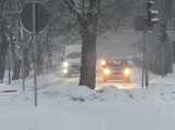 Trudne warunki drogowe w Ustce i regionie przez opady śniegu i marznący deszcz [ZDJĘCIA]