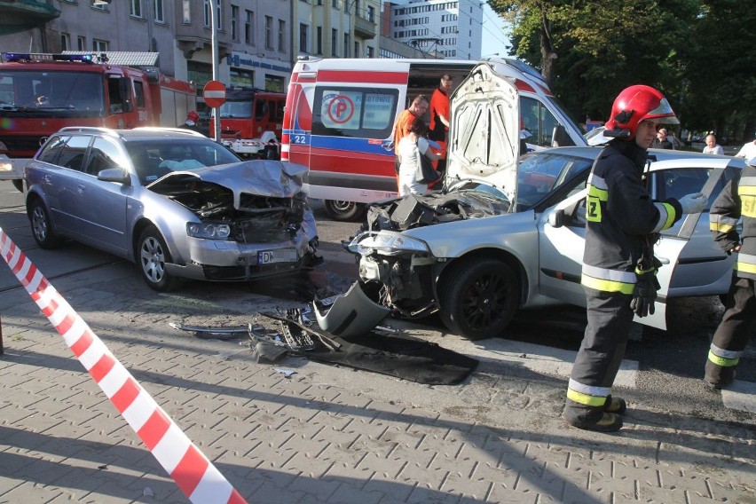 Wypadek trzech samochodów na Powstańców Śląskich. Dwie osoby ranne