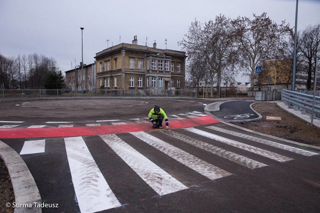 Ulica Towarowa w Stargardzie od dłuższego czasu jest nieprzejezdna. Trwają tam jeszcze prace przy budowie centrum przesiadkowego. Lada dzień ruch zostanie przywrócony. Jadąc ul. Towarową będzie do pokonania rondo. Kolejne powstało u zbiegu z ul. Szczecińską