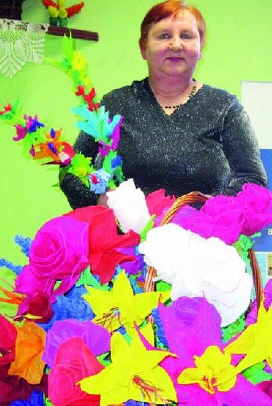 Artystka Janina Rogowska swój bukiet kolorowych, papierowych kwiatów dedykuje wszystkim Czytelniczkom