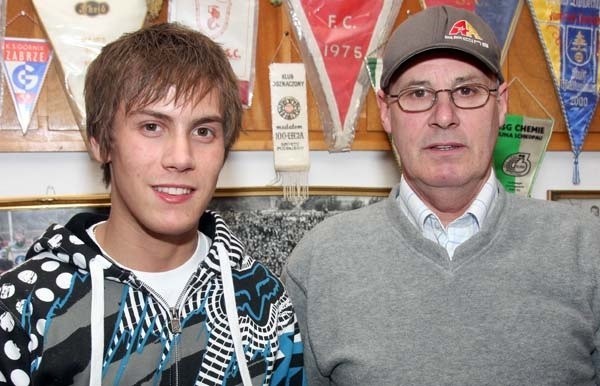Adam Roynon ze swoim ojcem podczas wizyty w siedzibie Stali Rzeszów.
