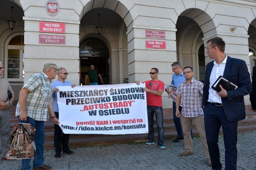 Protesty mieszkańców przed sesją Rady Miasta Kielce. Będą kolejne 