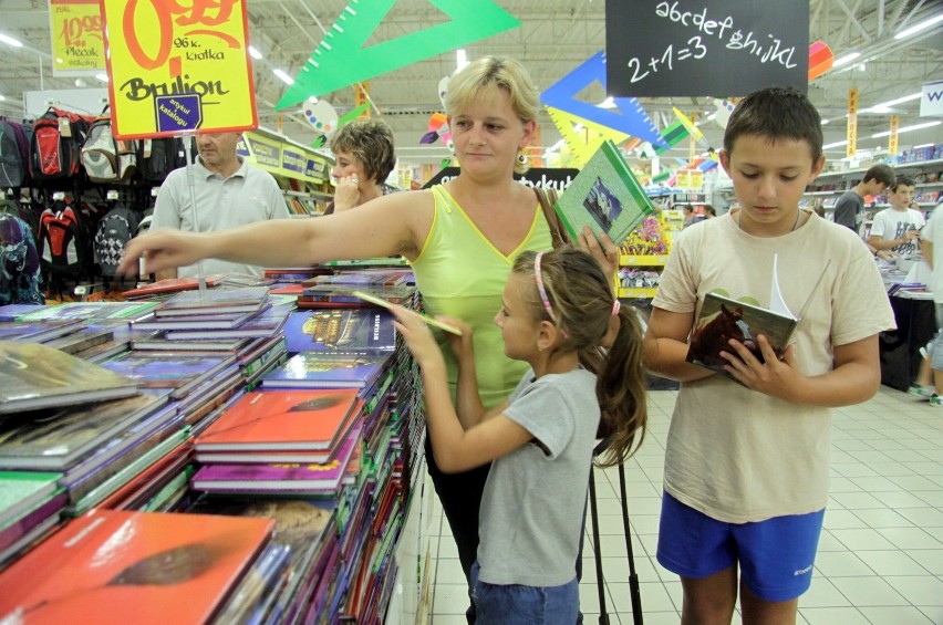 Rodzice najchętniej będą kierowali się do hipermarketów i...