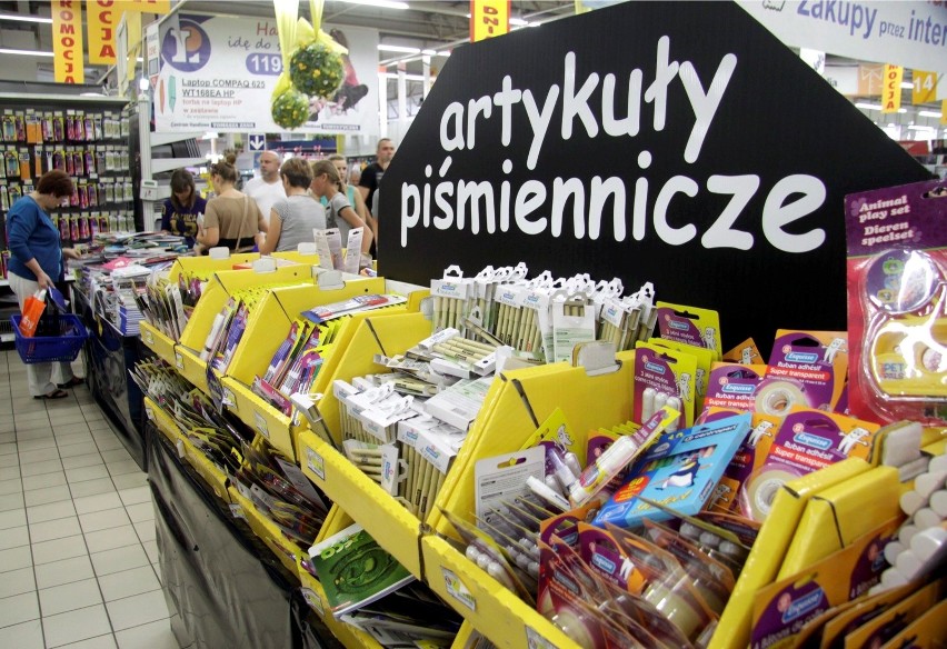 Rodzice najchętniej będą kierowali się do hipermarketów i...