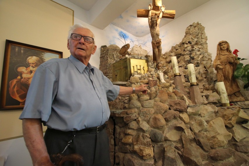 Niezwykłe dzieła 90–letniego księdza spod Ostrowca. Takiego domu nie ma w całym kraju! (WIDEO)