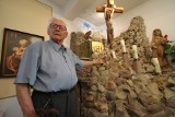Niezwykłe dzieła 90–letniego księdza spod Ostrowca. Takiego domu nie ma w całym kraju! (WIDEO)
