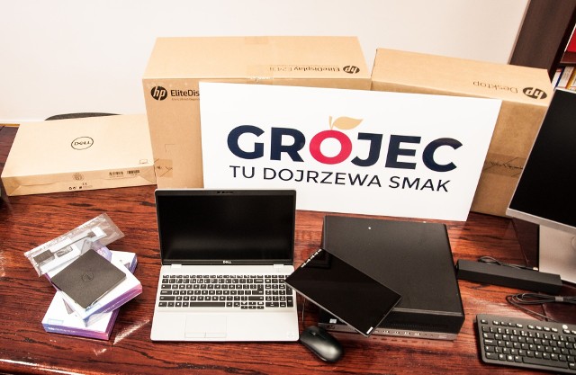 Pierwsze komputery i laptopy zostały już przekazane do szkoły podstawowej w Grójcu.