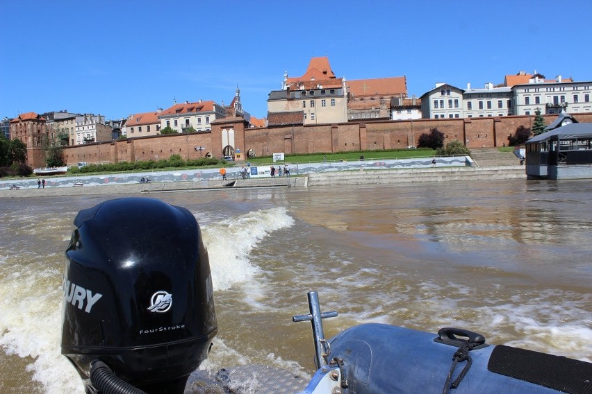 Policjanci monitorują stan Wisły i Drwęcy w Toruniu