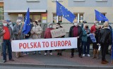 Ostrołęka. Protest pod siedzibą PiS. „My zostajeMY w UE!" także w Ostrołęce. 10.10.2021. Zdjęcia