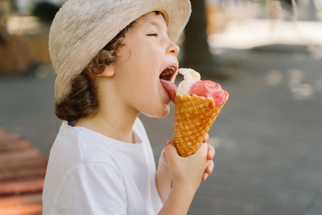 Chcąc zjeść zdrowy deser dla ochłody warto poszukać lodów jogurtowych. Zawierają one żywe kultury bakterii, które mają właściwości probiotyczne. Dzięki temu wpływają korzystnie na nasz organizm.