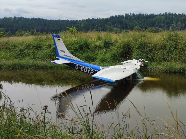 Wypadek lotniczy z udziałem samolotu Cessna 182. Maszyna wpadła do rzeki Bóbr