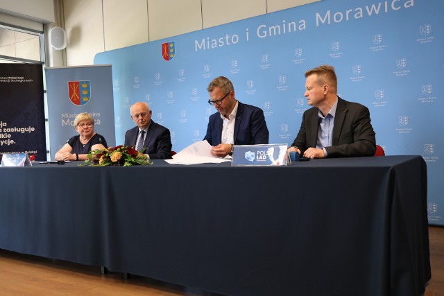 Gmina Morawica podpisała umową z wykonawcami na remonty budynków i dróg