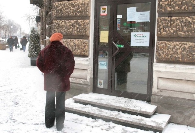 Informację o godzinnym proteście zamieszczono w witrynach większości radomskich patek. Mieszkańcy z zainteresowaniem czytali treść.