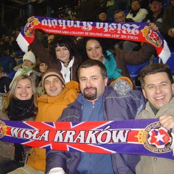 Od lewej Ewelina Kotwica, Bartłomiej Leśniak, Paweł Jodłowski - nauczyciele wuefu, oraz Zbigniew Guca razem ze swoimi gimnazjalistami na meczu w Krakowie.  