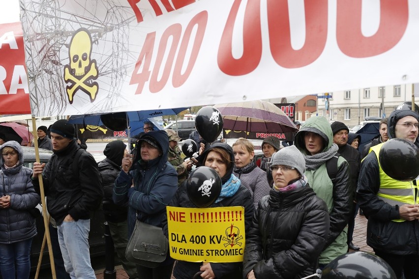 Protest mieszkańców regionu radomskiego pod siedzibą PiS w...