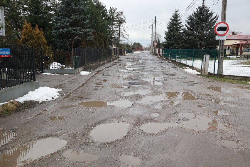 - Ten fragment ul. Herbowej jest ulicą gruntową. Wykonawca...