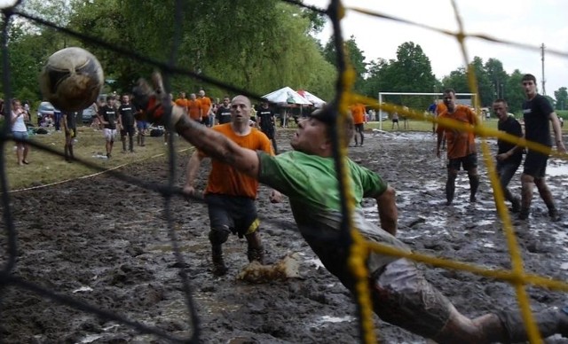 Do gry potrzebne są dobre buty, dużo chęci i kawałek mokrego, pełnego błota boiska