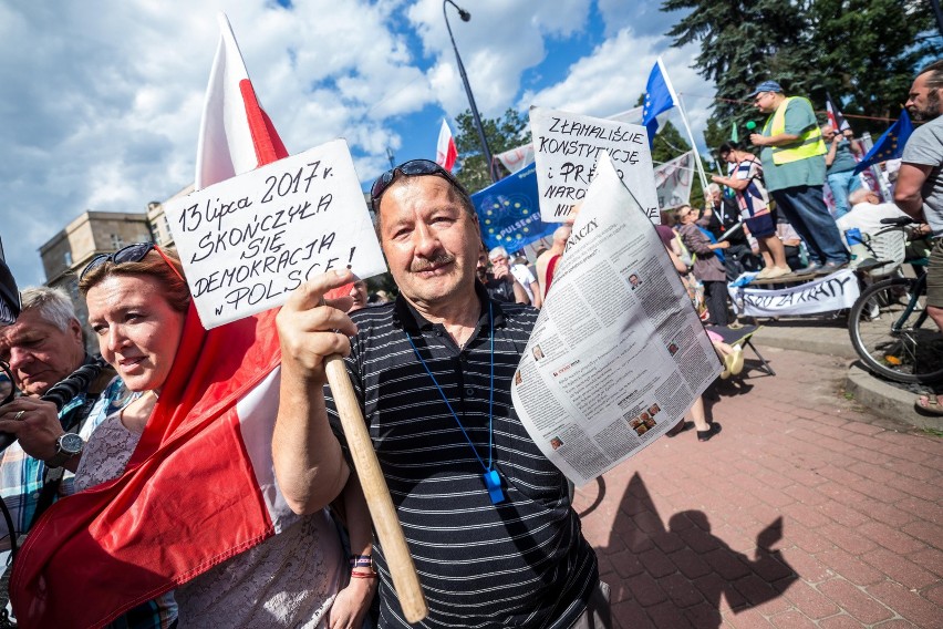 Protest przed Sejmem ws. zmian w sądownictwie [ZDJĘCIA] Demonstracja KOD i Obywateli RP w Warszawie