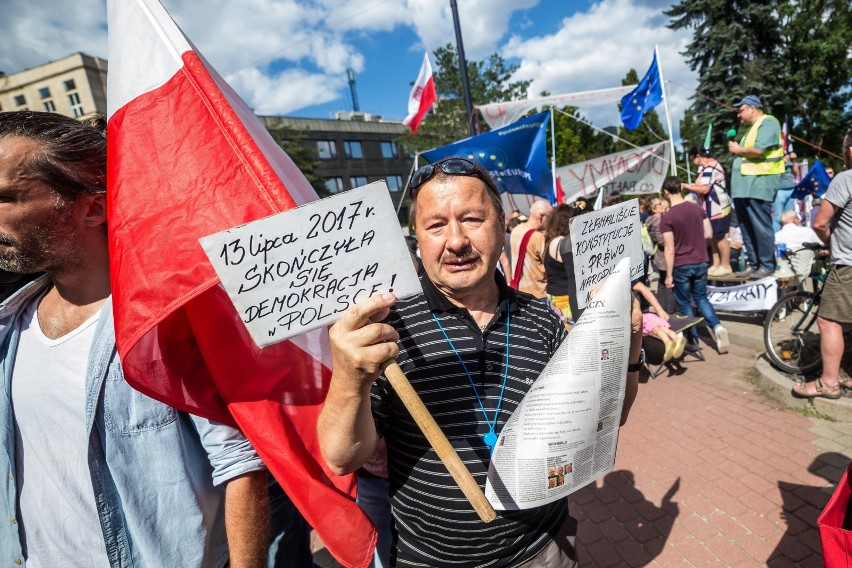 Protest przed Sejmem ws. zmian w sądownictwie [ZDJĘCIA] Demonstracja KOD i Obywateli RP w Warszawie