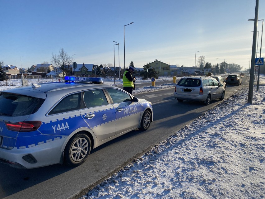 Ostrołęka. Zderzenie trzech samochodów przy skrzyżowaniu ulic Ostrowskiej i Astrowej, 8.01.2024