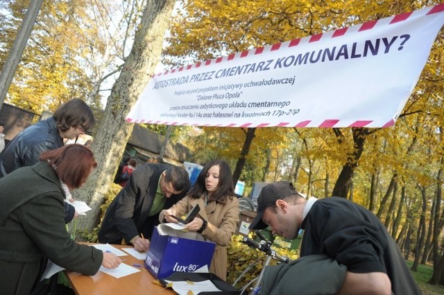 1 listopada 2011 na cmentarzu w Opolu Półwsi zbierano podpisy pod inicjatywą "Zielone Płuca Opola" przeciw planom budowy Obwodnicy Piastowskiej przeznekropolię.