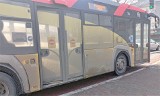 Autobus MZK przez ulice Oświęcimia mknie. Ale strasznie brudny i zaniedbany. To ma być stan przejściowy