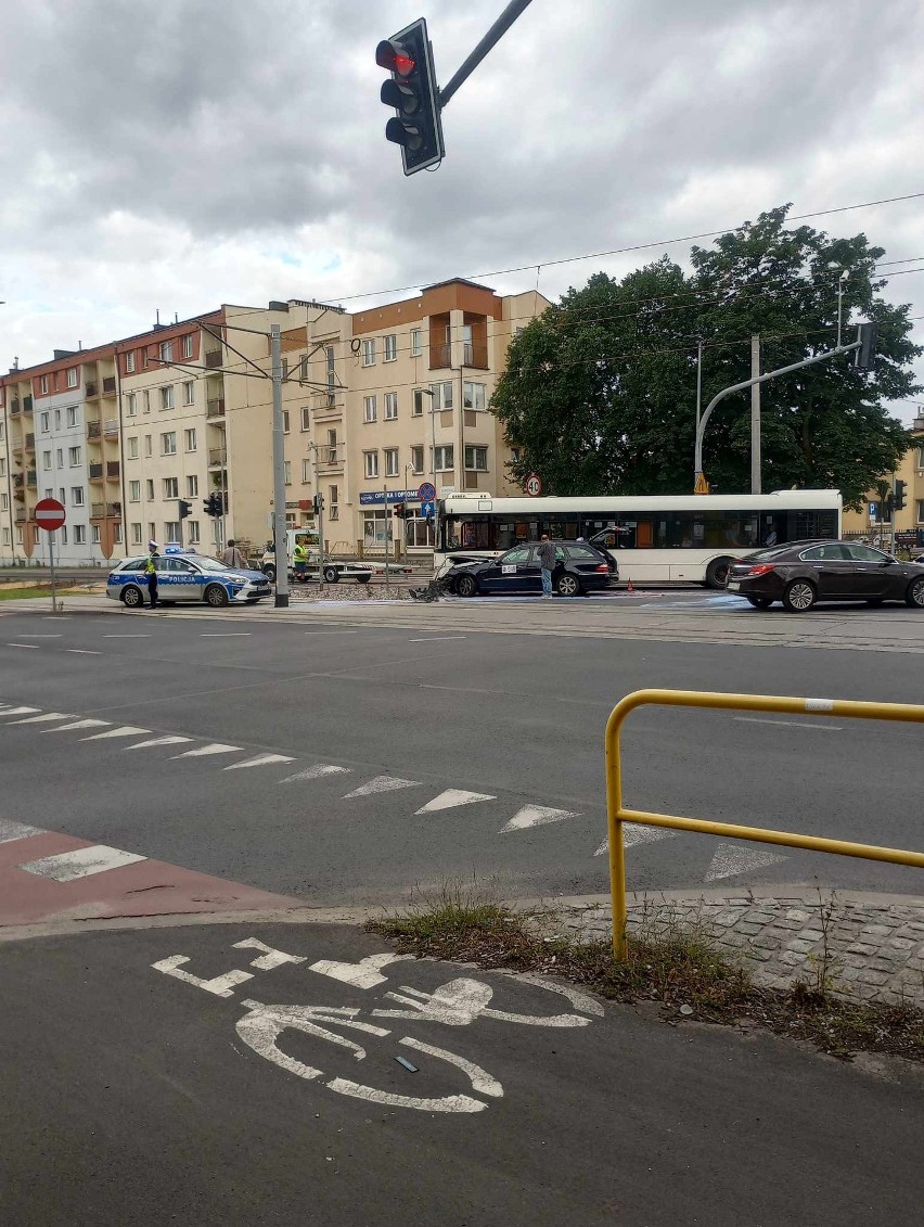 Kolizja dwóch aut na skrzyżowaniu ulic Szosa Chełmińska oraz...