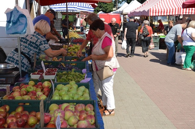 Na placu targowym ruch jak zwykle duży, jest duża obfitość owoców. Na kolejnych slajdach zobacz ceny >>>