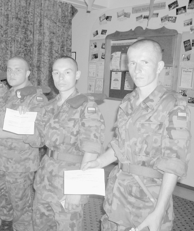 Takie zaświadczenia przywiozła do jednostki większość żołnierzy z wiosennego poboru. W kolejce do głosowania stoją (od lewej): Bartłomiej Kuziemski, Marek Czernecki i Damian Kopiec.