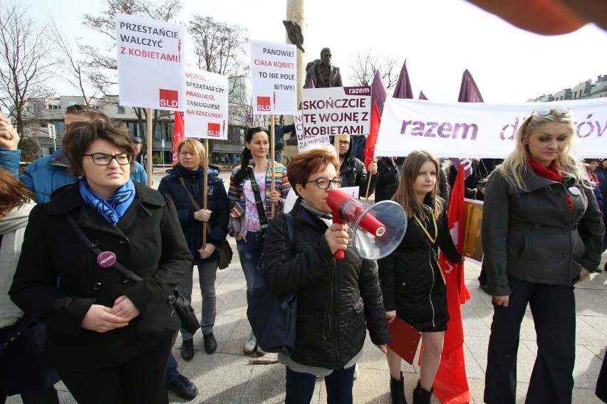 Manifestacja w Kielcach w obronie praw kobiet 