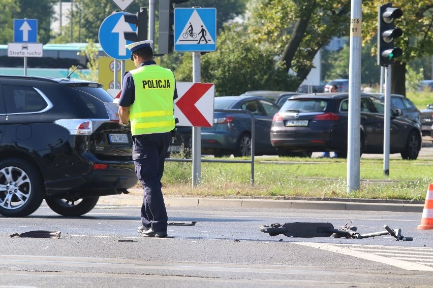 Tragiczny wypadek na Legnickiej. Nie żyje mężczyzna jadący na hulajnodze