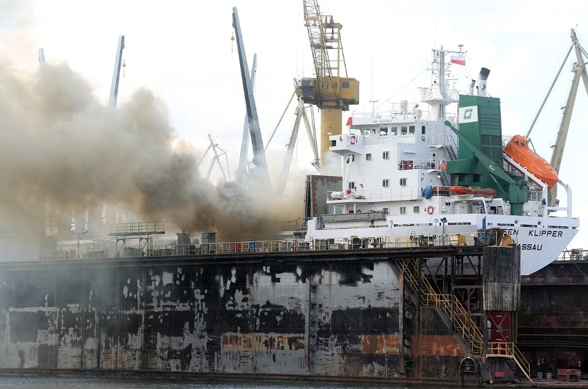 Pożar statku w stoczni Gryfia w Szczecinie