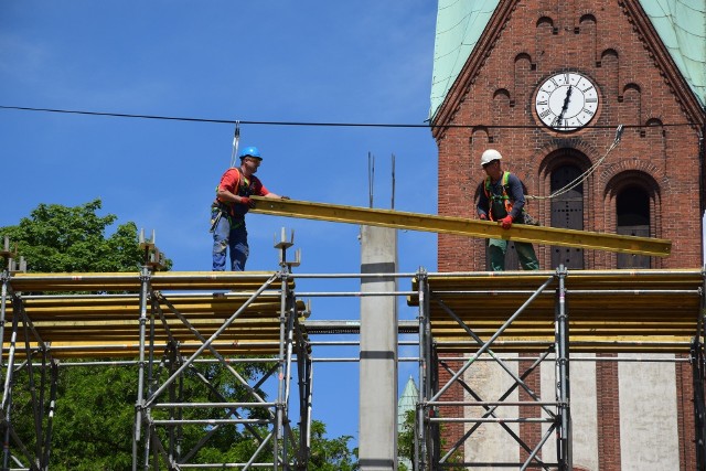 Przyszłoroczny budżet miasta ma być rekordowy. Miasto chce wydać 1,148 mld zł (czyli o 39 mln zł więcej niż zaplanowało na ten rok). Co trzecia złotówka z budżetu, czyli 382 mln zł, pójdzie na inwestycje. Magistrat nie zamierza z nich rezygnować, bo wychodzi z założenia, że tymi pieniędzmi wspomoże lokalne firmy, które zwykle są podwykonawcami. Co więc planuje zrobić w przyszłym roku?Na liście projektu budżetu są aż 142 inwestycje. Będą one w każdym rejonie miasta. Wykaz tych prac, które powinny być najbardziej zauważalne dla mieszkańców, prezentujemy na kolejnych podstronach. Uwaga - jeśli któraś z inwestycji dotyczy miejsca na granicy kilku rejonów - a tak jest np. z parkiem Słowiańskim- przypisaliśmy ją tylko do jednej dzielnicy.Czytaj również:Jak będzie wyglądał budżet Gorzowa na 2021 r.?WIDEO: Gorzów: Nie jesteśmy stąd