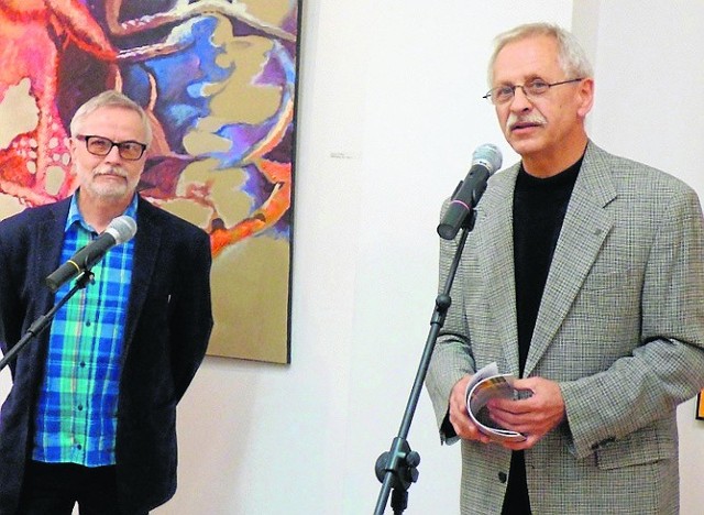 Waldemar Kozub (z lewej) - współautor ekspozycji „3 x Kolor” - był gościem wernisażu w Zielonej. Obok szef galerii Bogdan Ptak.