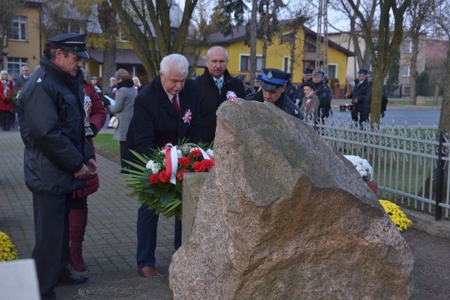 W poniedziałek obchodziliśmy Narodowe Święto Niepodległości, które przez wszystkich Polaków winno być traktowane nie tylko jako dzień wolny od pracy. W Skępem uroczystości upamiętniające 101. rocznicę odzyskania niepodległości przez Polskę rozpoczęły się od mszy świętej w klasztorze Ojców Bernardynów. Po niej uczniowie miejscowej Szkoły Podstawowej im. G. Zielińskiego zaprezentowali montaż słowno – muzyczny. Duże wrażenie zrobiły zwłaszcza pieśni patriotyczne w wykonaniu szkolnego chóru. Następnie zagrała Orkiestra Dęta Ochotniczej Straży Pożarnej w Skępem, a potem wszyscy uczestnicy uroczystości przemaszerowali pod pomnik „W hołdzie Mieszkańcom Skępego i okolic”. Tam po okolicznościowych przemówieniach przybyłe delegacje złożyły kwiaty.